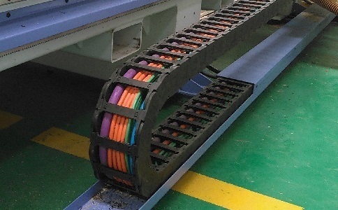 電纜、氣管、水管都可置于拖鏈中